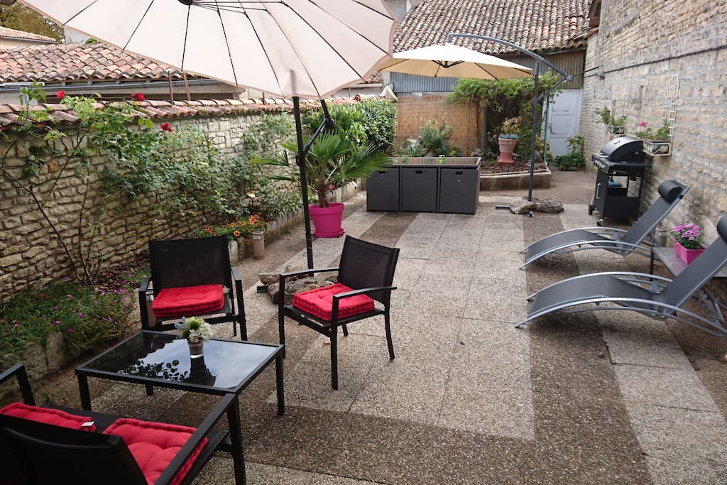 Barbecue and sun lounging terrace.