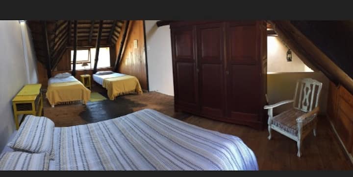 夹层开放式卧室，可供4人入住，面向大海的窗户