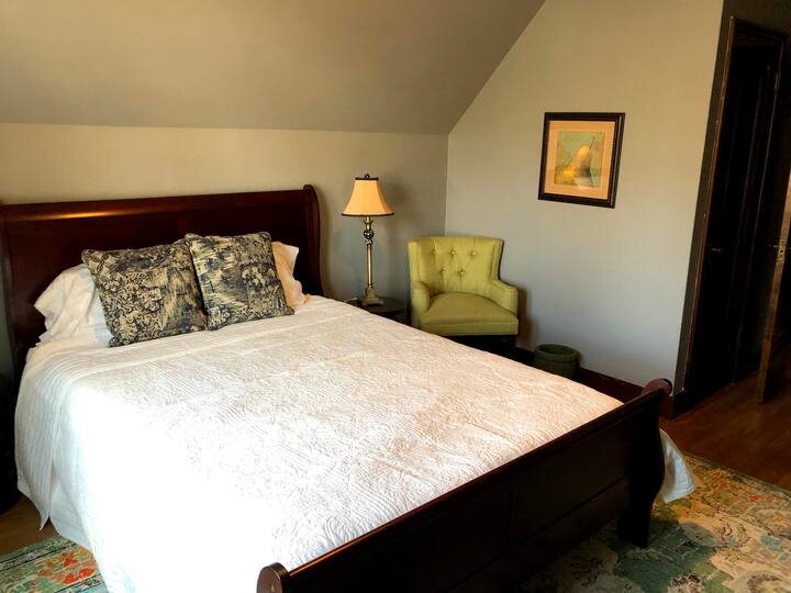 Menšia manželská posteľ na poschodí