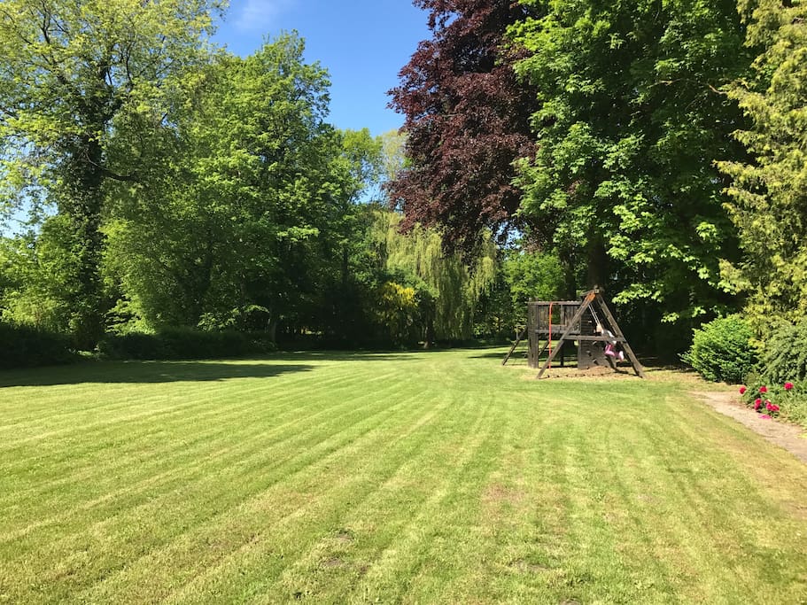 Große Rasenfläche zum (Fuß)Ballspielen und Klettergerüst mit Schaukel