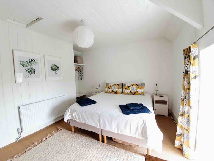 主卧配备超级加大双人床、羽绒被和4个枕头，配备100%棉制床上用品。 浴巾和毛巾
抽屉柜和带架子的衣龛、带抽屉的床头柜和床头灯。
这间客房享有海景。