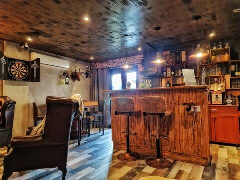 The Pub - Unique & Authentic Experience - Parking!