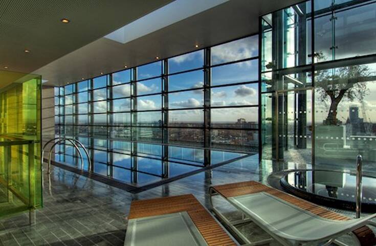 Double room + bathroom in luxury City Centre Apt