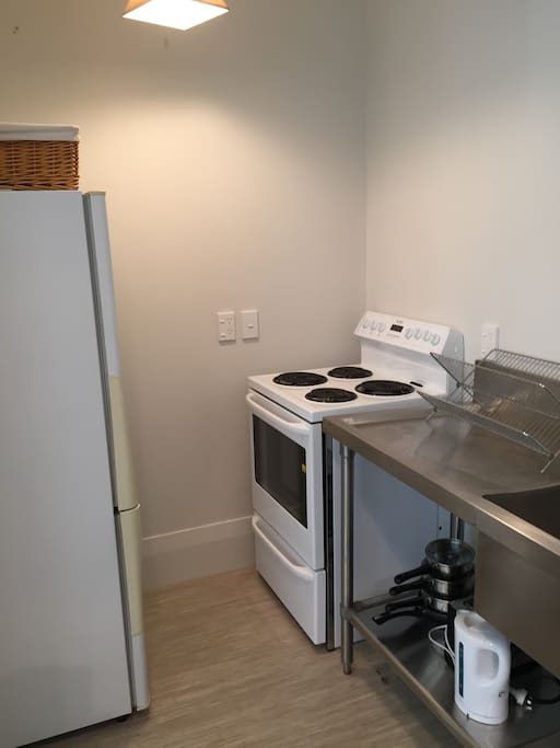 Full sized fridge/freezer & stove