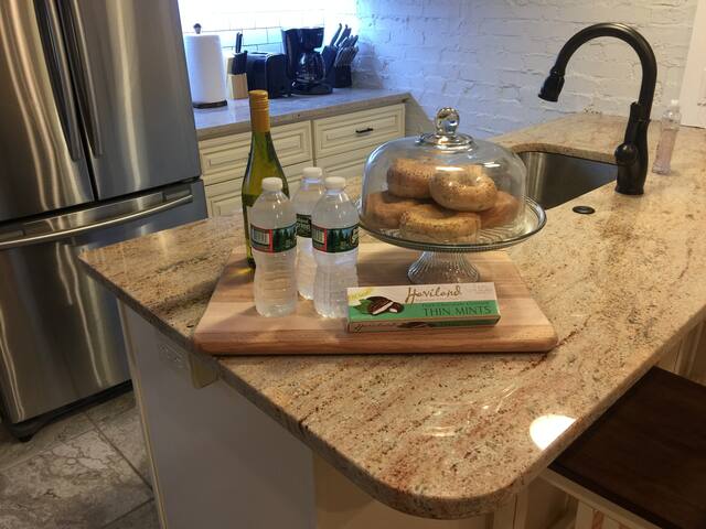 Spacious 3 Bed 2.5 Bath Home Top Loc. w/Parking gallery image 5