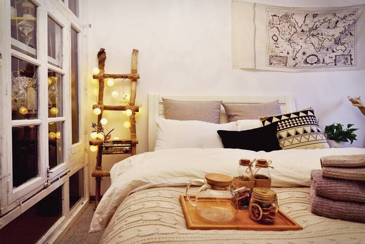 【解忧杂货铺】旧窗摇椅的花园下午茶/洪崖洞步行2分钟/解放碑最最中心/临江门地铁D号口