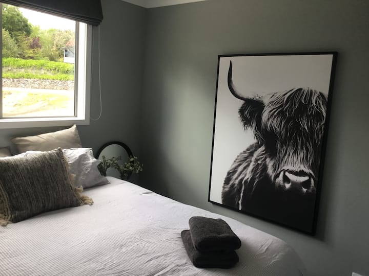 Chumba cha kulala cha pili na kitanda cha malkia.