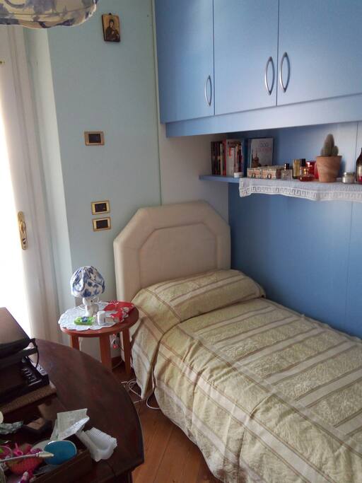 Camera sgomera di effetti personali, letto singolo, scrivania e armadio a ponte. Accesso ad ampio terrazzo indipendente.
