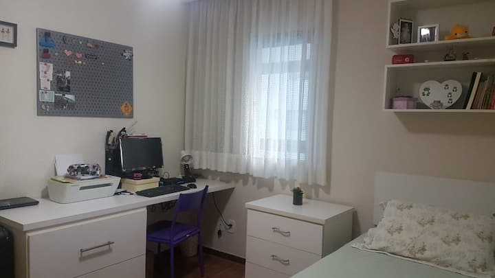 Dhomë me krevat dopio, ventilator dhe desktop. 
