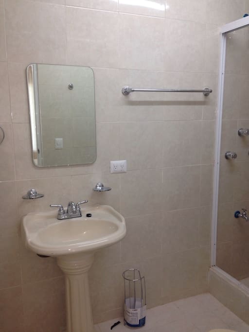 Baño limpísimo, pulcro.