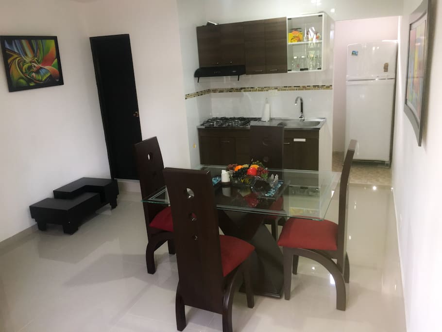 Cocina integral con vajilla