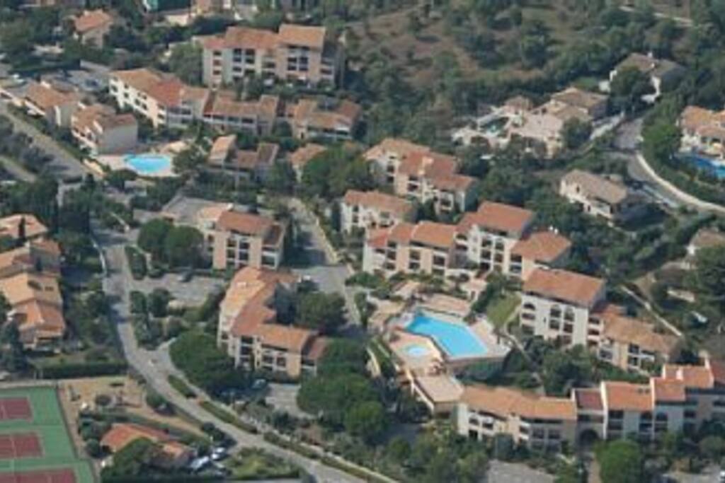 Le Domaine avec piscines et Tennis