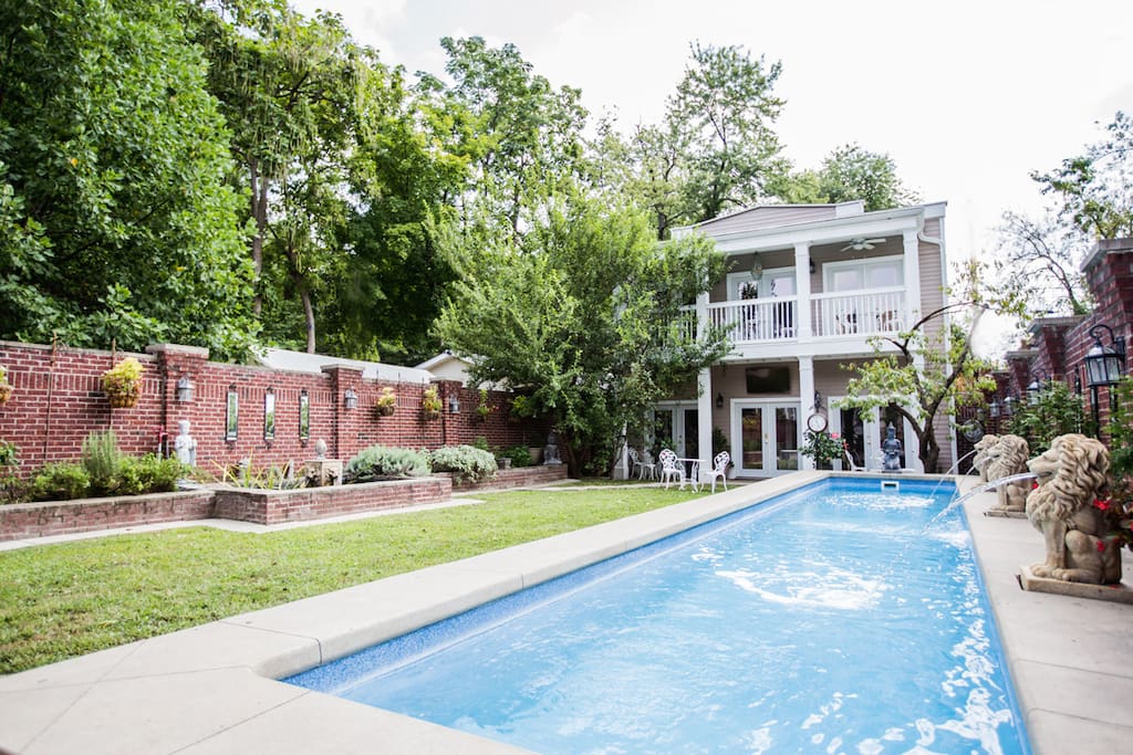 Carriage House: Pool/Outdoor space you have access to. Great for a glass of wine or coffee!
