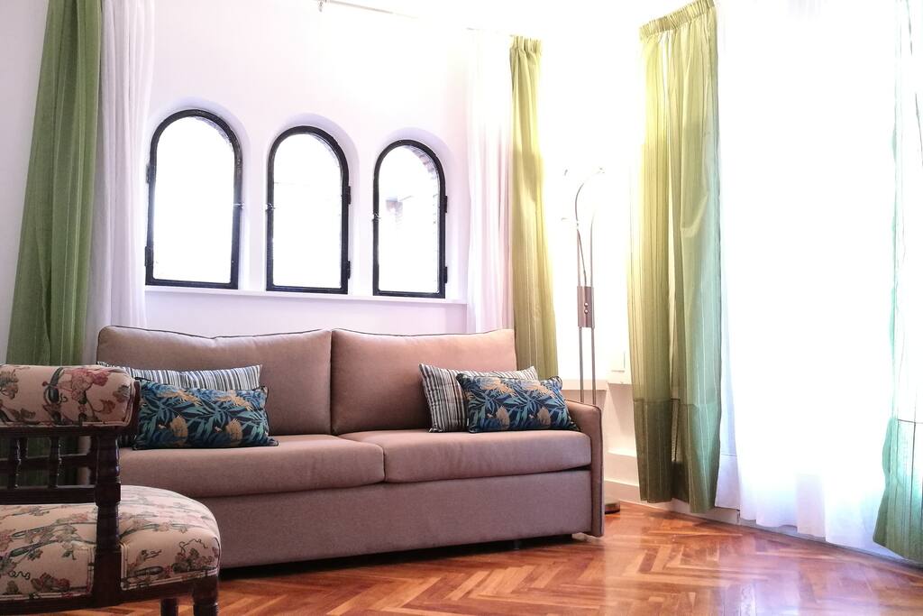 Salón: ventanas de arco con vistas a la calle y salida a la terraza