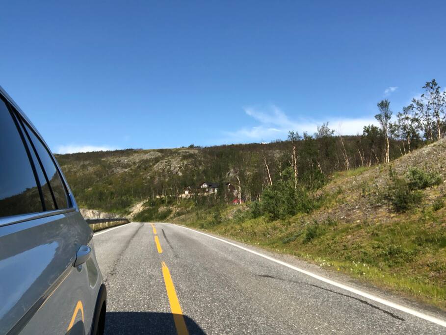 E6 mot Skaidi, snart ser du avkjøringen på høyre hånd.
//
E6 towards Skaidi. In 100m you must turn right to enter the parking lot for the cabin.
