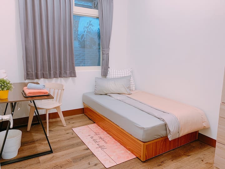 Single room (A room) overview.
Single room (Room A)
Increase the single bed

Sleeps 1
1 more floor mattress (1 +1 people)