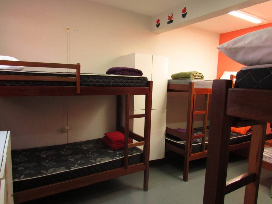Quarto coletivo para até 8 pessoas.