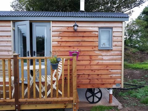 Popular Airbnb listing: Anglesey Benllech shepherds huts, anglesey (Rosie) in Benllech 'B', Llanbedrgoch, Benllech 'A', Brynteg