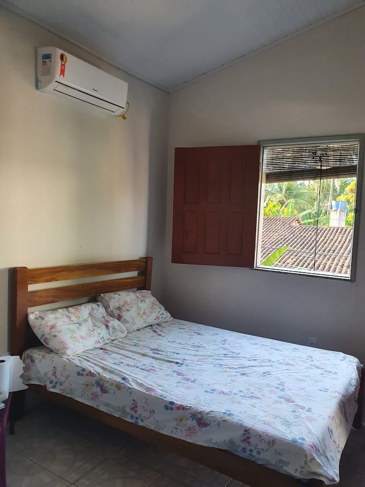 เตียงใหญ่พร้อมห้องน้ำในตัว 1 ห้อง