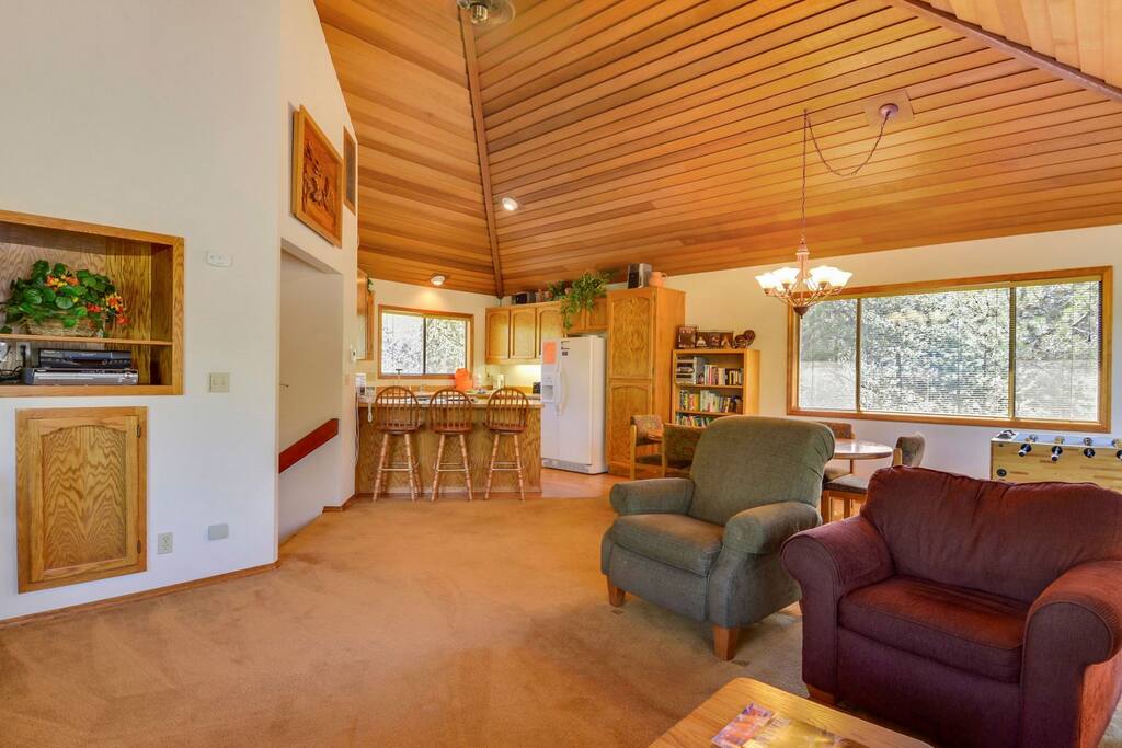 Couch,Furniture,Chair,Indoors,Room