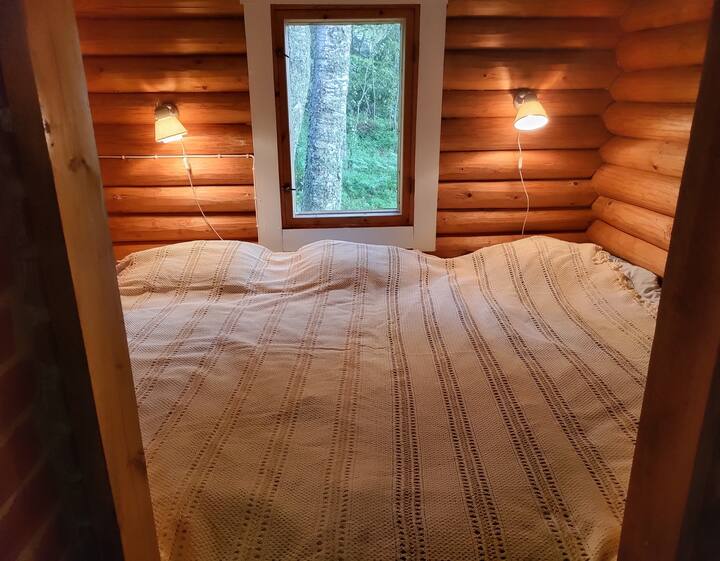 Малка спалня с легло в цяла стая. Три матрака в рамка един до друг (90 + 80 + 80). Любимото място за отсядане на децата.