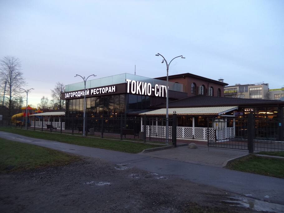 По соседству ресторан "Токио-City"
