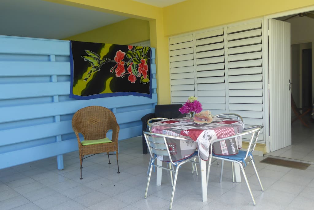Le plaisir de pouvoir prendre ses repas sur la terrasse toute l'année