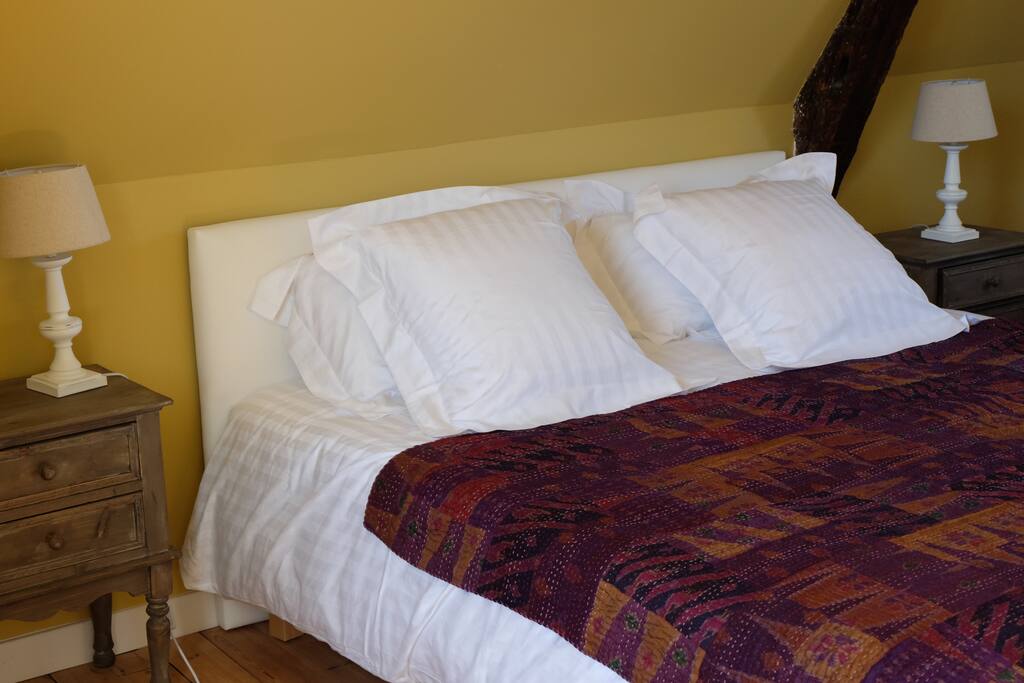 La chambre jaune possède un lit très confortable.
