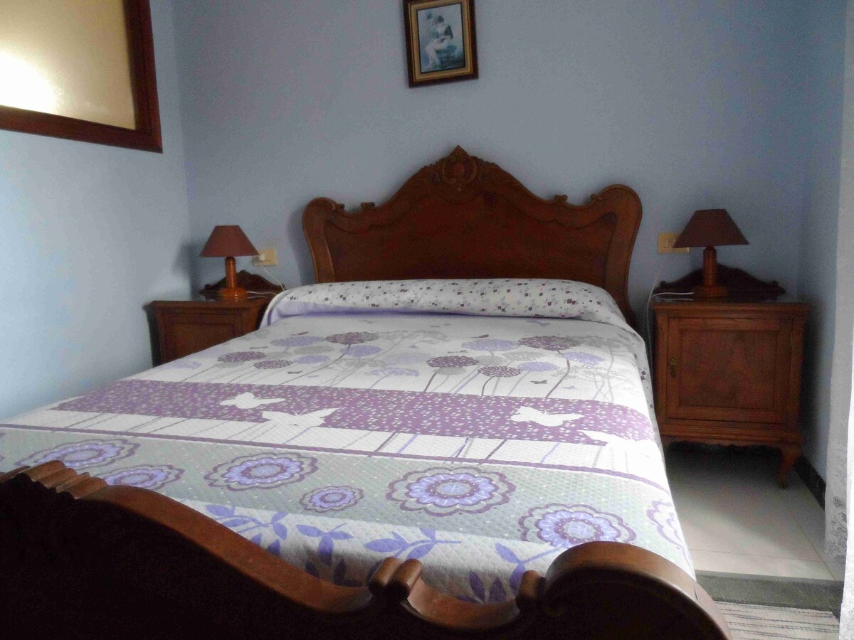 غرفة نوم بسرير مزدوج