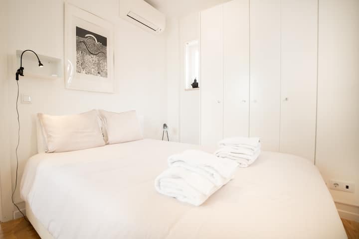 Sovrum med en stor säng och luftkonditionering