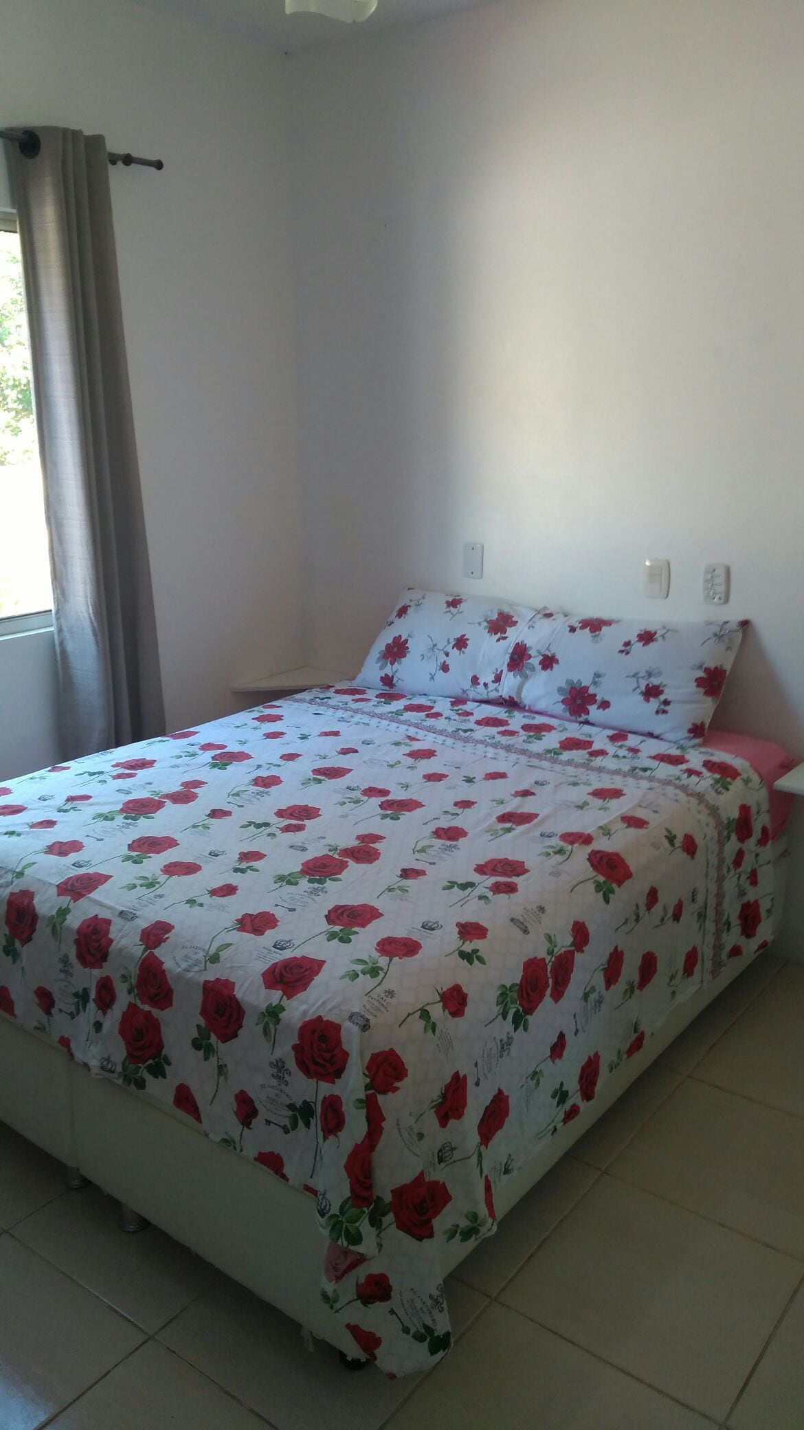 Slaapkamer met eigen badkamer , een ventilator en een kledingkast .