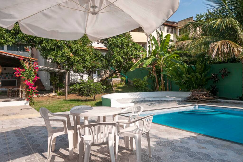 Piscina e jardim