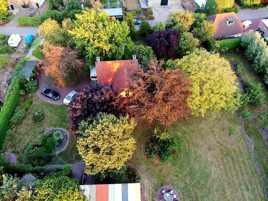 Foto vanuit de lucht van het huis en gedeelte van de tuin.