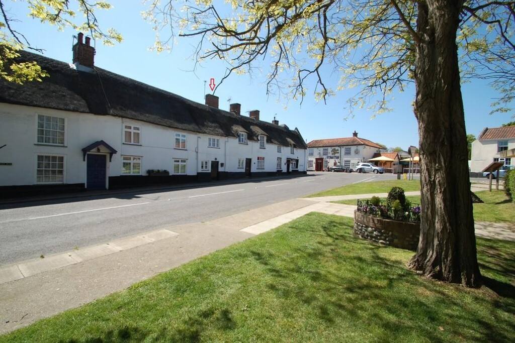 View down Yarmouth Road with the Kings Arms pub in the distance (Bakers Cottage on the left)