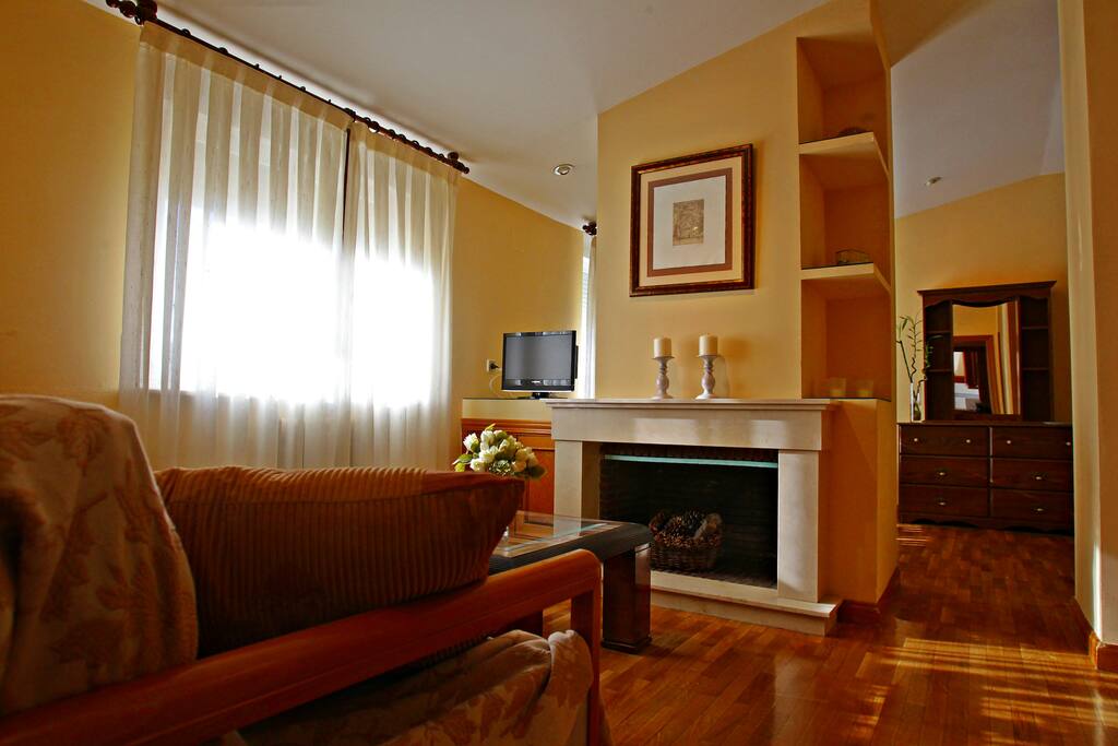 Sala de estar con sofá-cama.