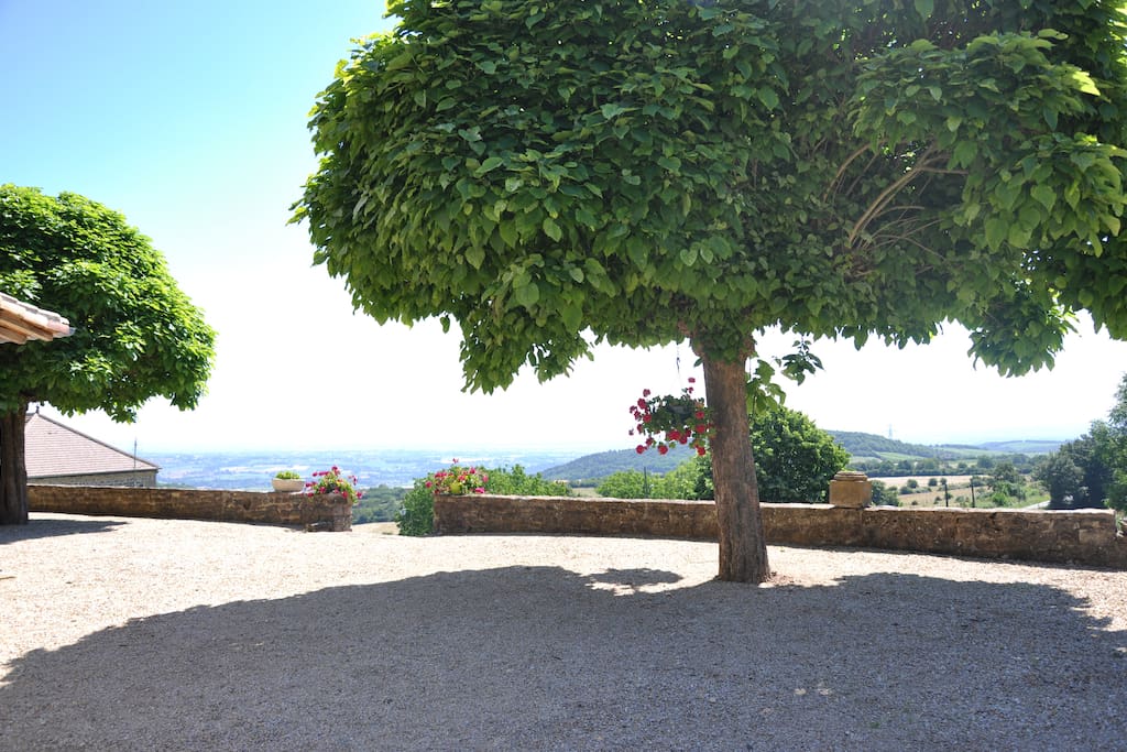 Accès piscine par la terrasse de la maison principale