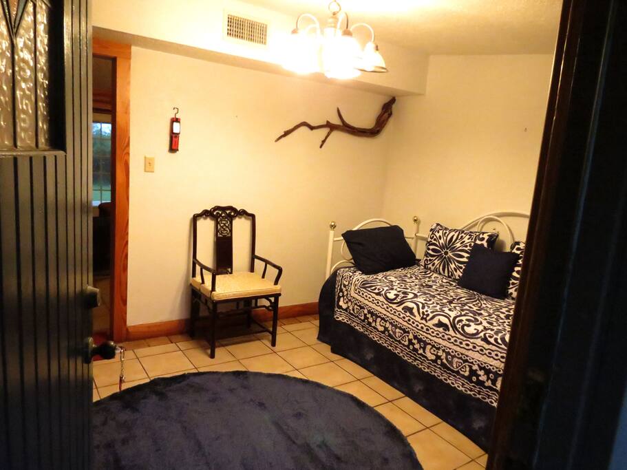 Entryway with Daybed with trundle