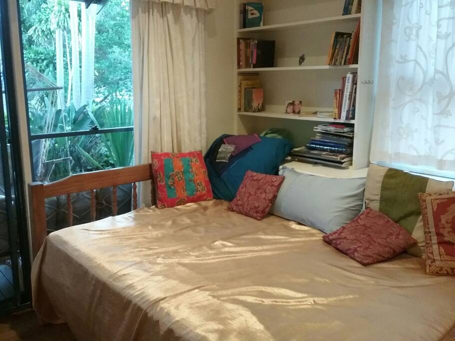 Double bed in the loungeroom - daybed during the day