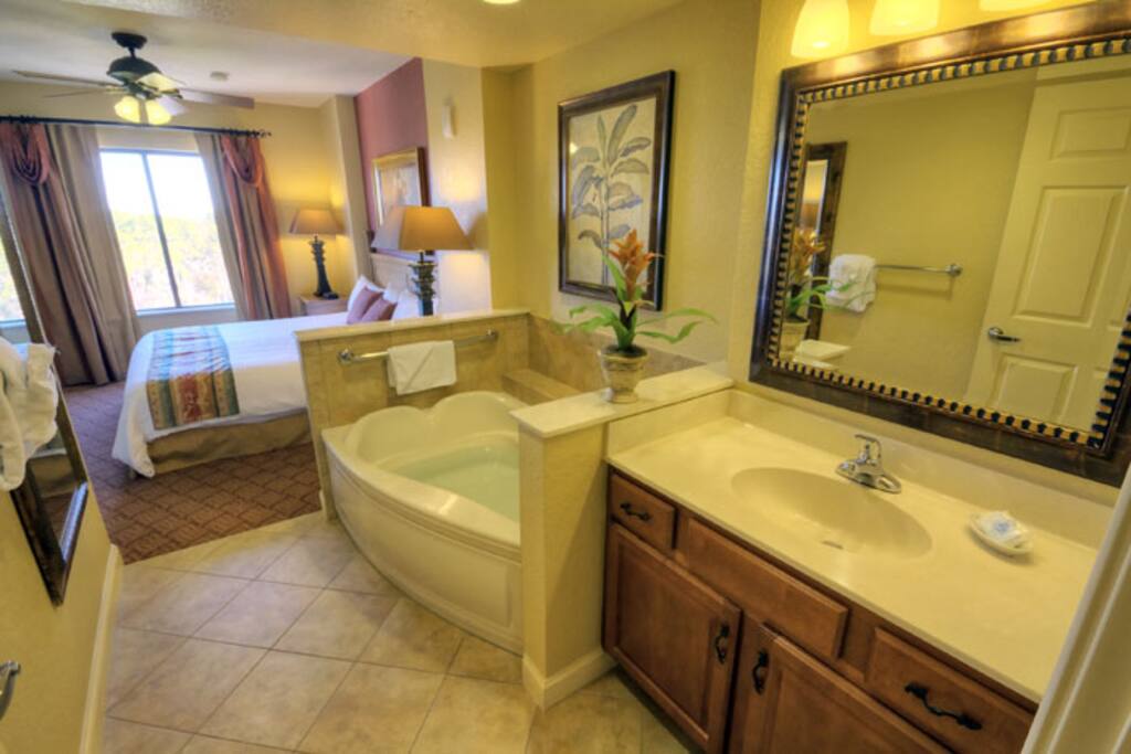 master bedroom, jacuzzi tub