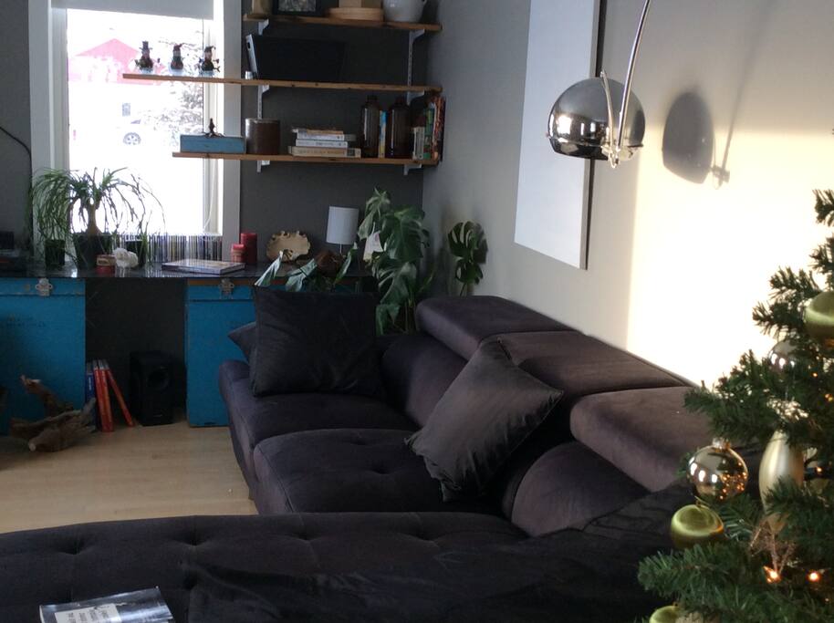 Salon décontracté pour discuter, boire un verre, visionner un film.
