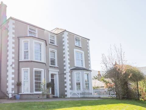 Detached Coastal Property with Sea Views & Hot Tub