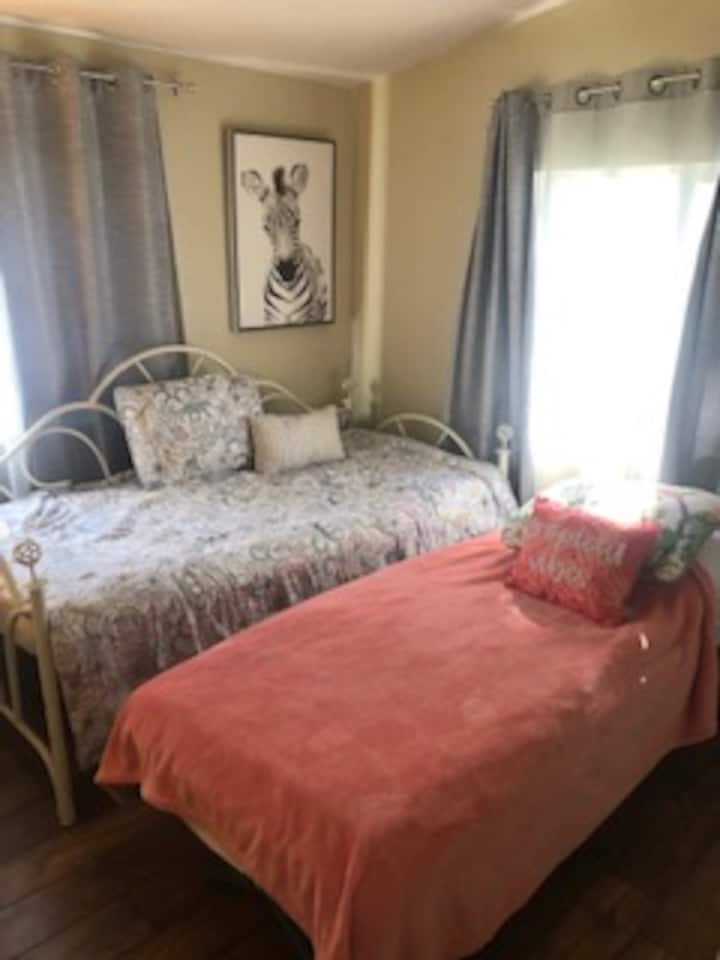 Hiki ni chumba cha 3 cha kulala, unaweza kusukuma vitanda pamoja ili kukitengeneza kitanda kamili au   kuvifanya vitanda pacha. Kitanda cha pili kinasaidiwa kwa majira ya kuchipua ili uweze kukibonyeza chini ya kitanda cha msingi cha Trendle.