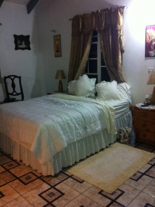 master bedroom
queen size bed