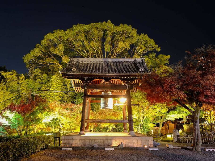 高台寺夜枫 百鬼夜行灯光秀 无瑕真红之水镜 京都旅游攻略 尽在airbnb爱彼迎 高台寺夜枫 百鬼夜行灯光秀 无瑕真红之水镜 京都旅游攻略 尽在airbnb爱彼迎