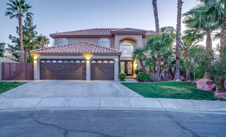 Simply PARADISE! Resort Inspired Pool + 5 BR/3BA gallery image 3