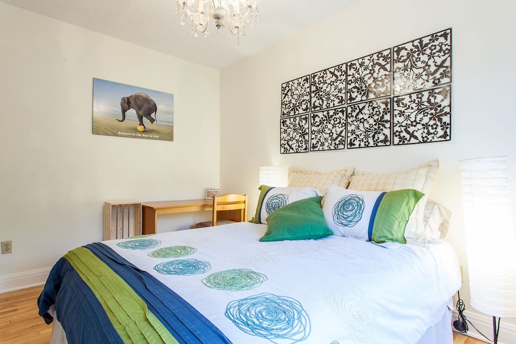 Chambre avec Grand lit près Métro Snowdon, stationnement inclus. Bedroom with Queen size bed near Snowdon metro, parking included.