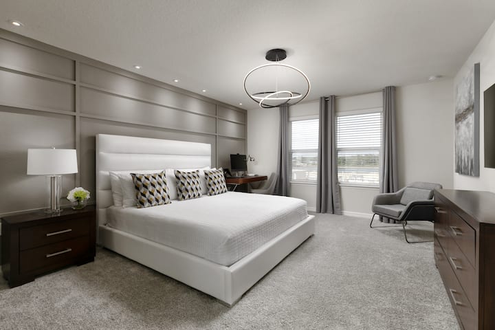 Vous ne voudrez presque plus quitter cette chambre principale spacieuse, moderne mais confortable (au deuxième étage).