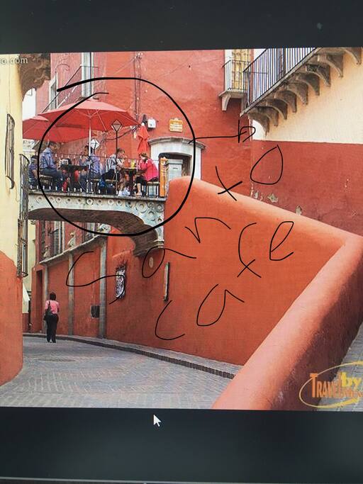 “Puente de Campanero”. El famosísimo “Santo Cafe” ubicado en el puente está a solo cuatro puertas de la casa.