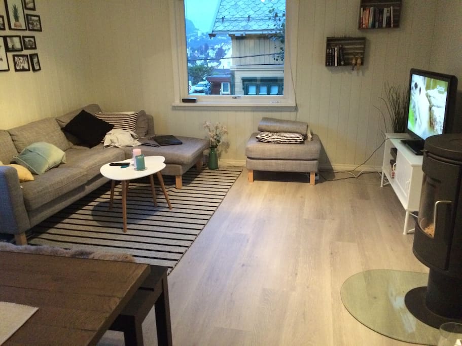 Living room with TV, TV channels and board games available