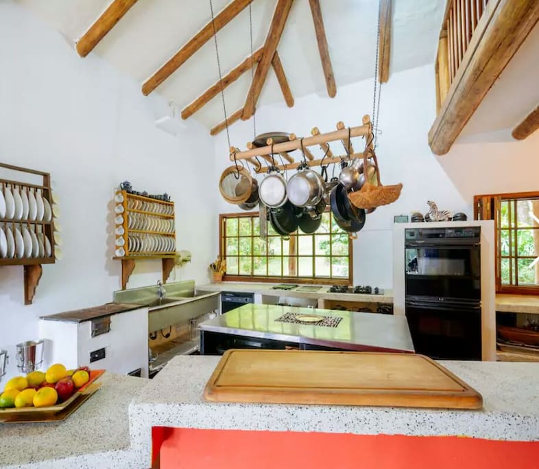 estufa de leña, estufa a gas, amplitud para cocinar.